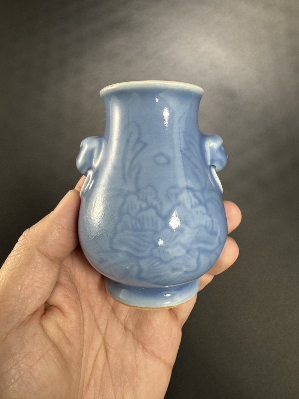 清 天蓝釉暗刻牡丹花双兽耳衔环小尊 - 图5