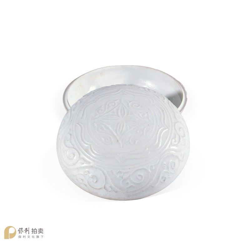 明 青白釉沥粉菱花卷草纹盖盒 - 图2
