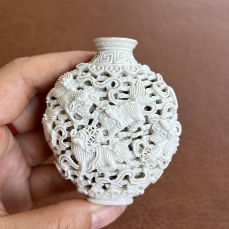 清嘉庆 白釉雕九狮纹鼻烟壶 - 图4
