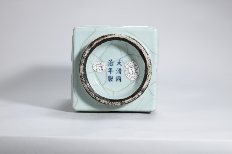 清同治 仿官釉模印八卦琮式方瓶一对 - 图5