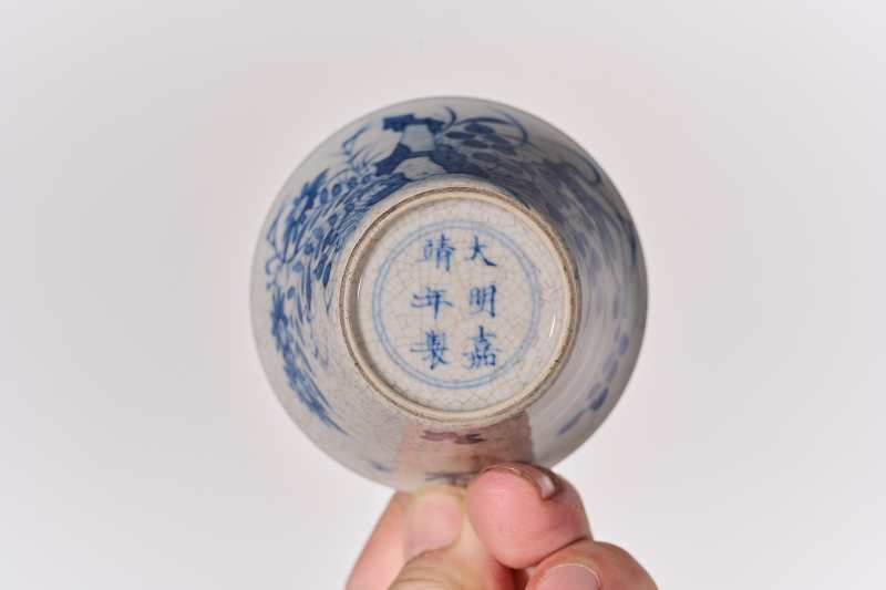 清康熙 浆胎青花“飞黄腾达”图马蹄杯 - 图3