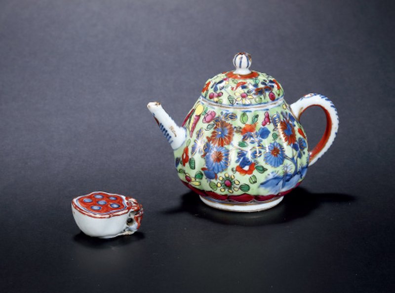 明-清康熙 矾红彩青花莲瓣小摆件、青花粉彩描金瓜棱壶一组两件
