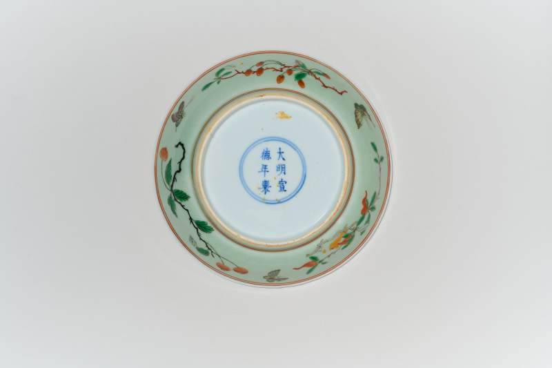 清康熙 冬青釉五彩“蝶恋花”纹盘 - 图2