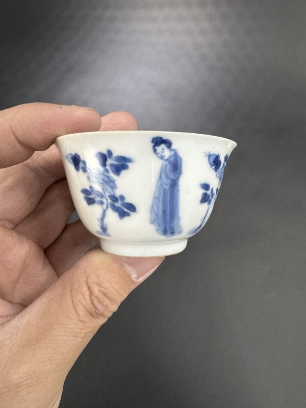 清康熙 青花仕女花卉纹杯、碟两套 - 图3