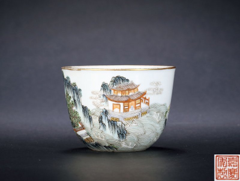清嘉庆 粉彩山水楼阁图卧足杯