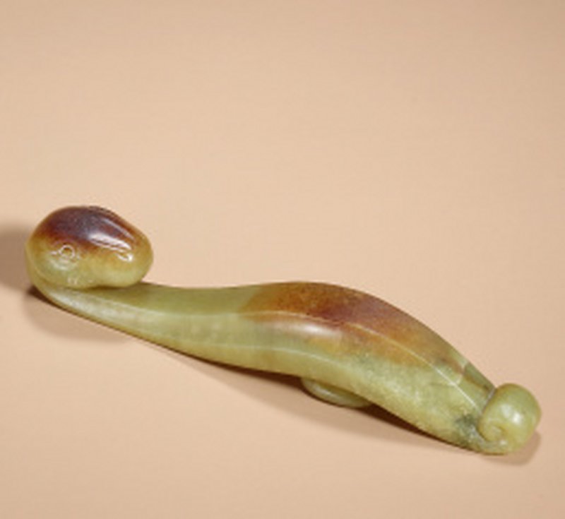 清 黄玉留皮蛇首带勾