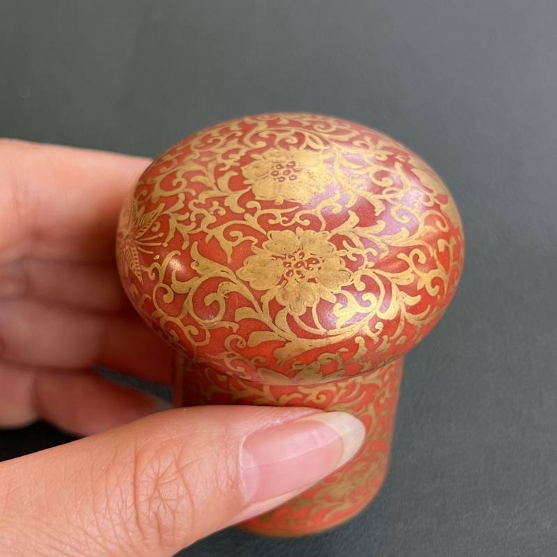清 珊瑚红地描金缠枝花卉纹轴头一对 - 图17