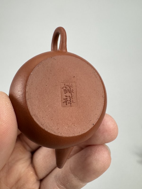 清-民国 锦祥制朱泥扁圆迷你壶、王庭梅制段泥迷你供春壶一组 - 图10