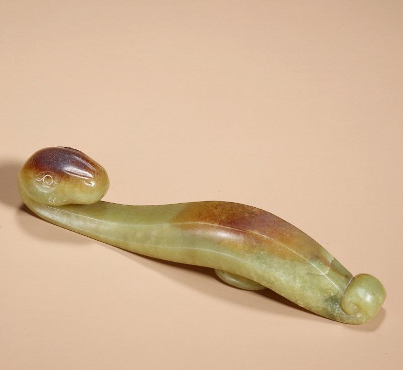 清 黄玉留皮蛇首带勾 - 图2
