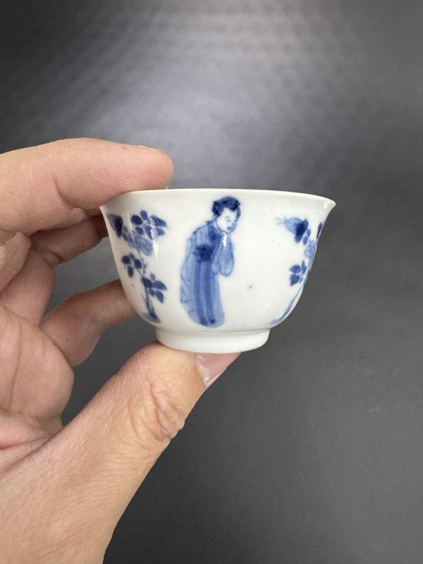 清康熙 青花仕女花卉纹杯、碟两套 - 图4