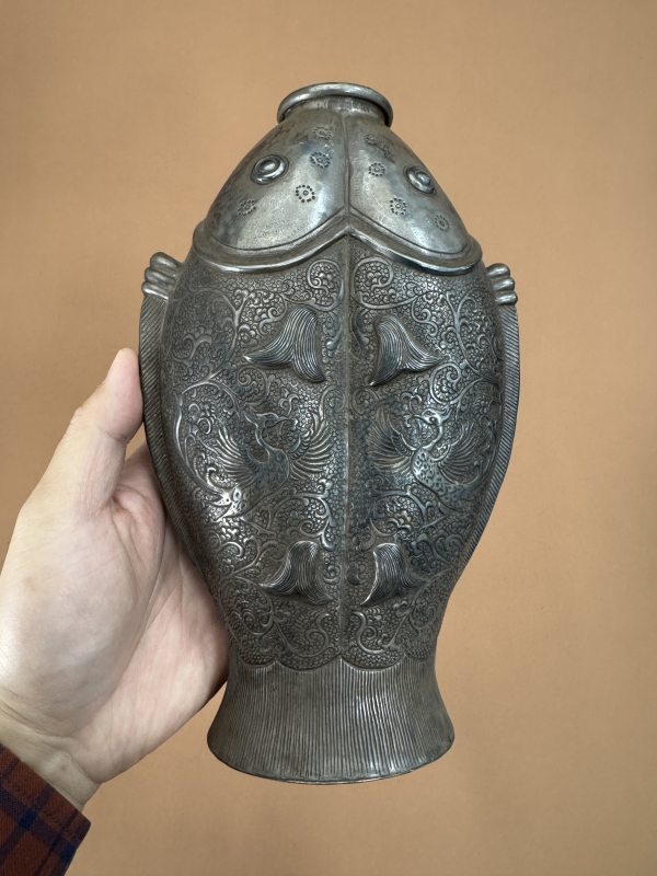 清 昇云堂款银錾刻双凤纹鱼形花插 - 图5
