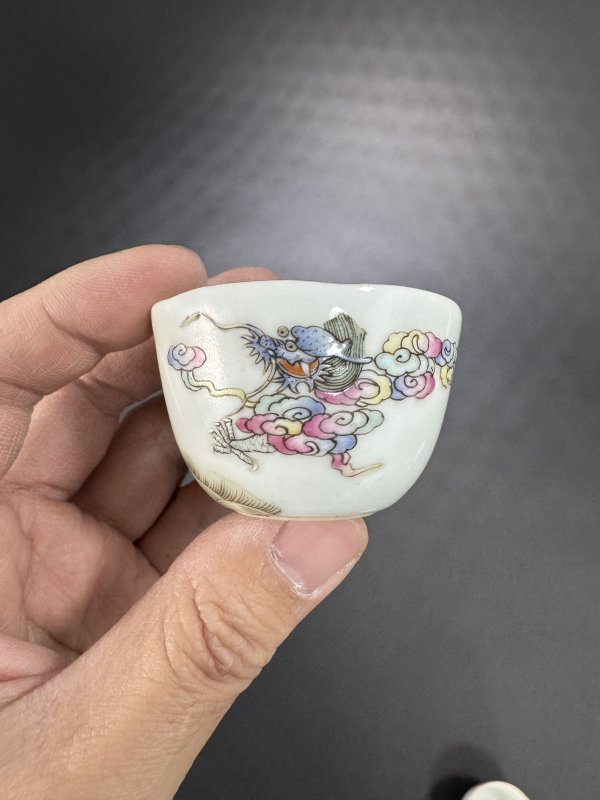 清 粉彩鱼化龙卧足花口杯一对 - 图5