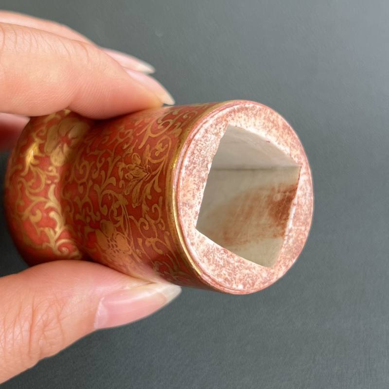 清 珊瑚红地描金缠枝花卉纹轴头一对 - 图18