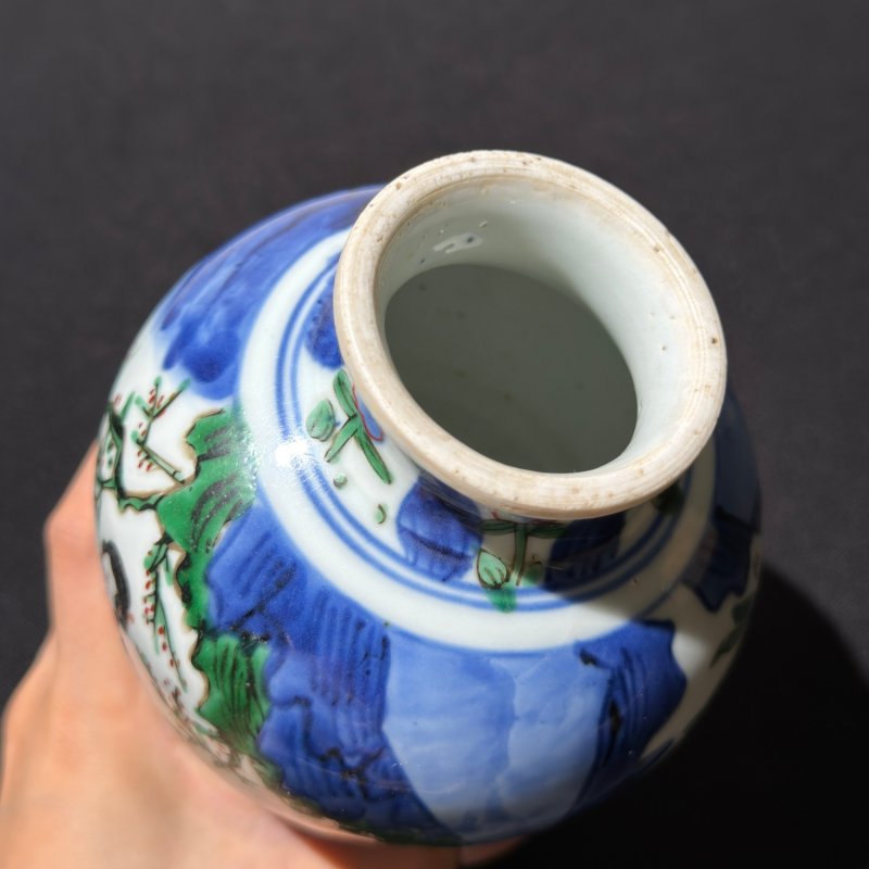 清顺治 青花五彩仕女婴戏图梅瓶 - 图9