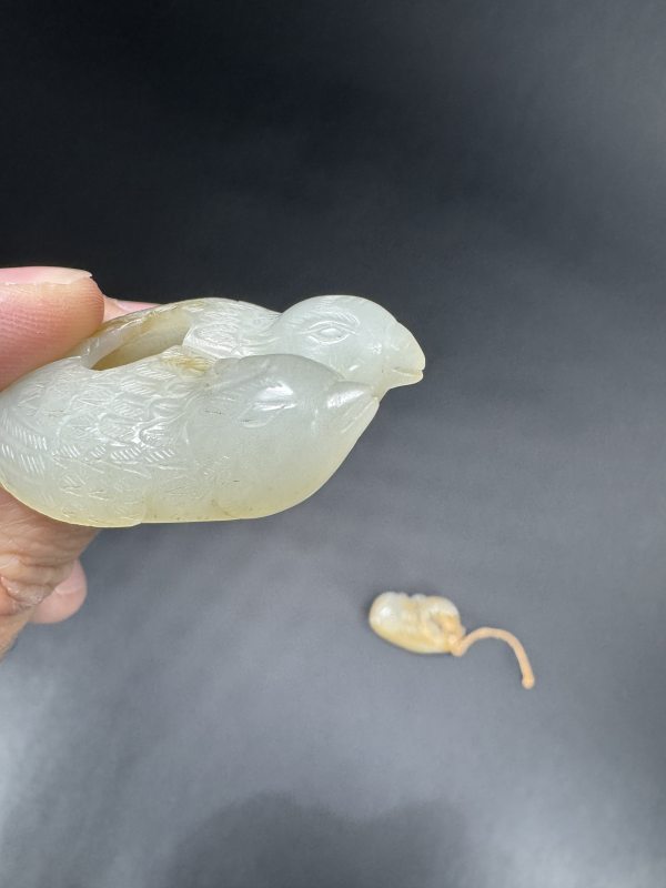 清 青白玉瑞鸟衔桃纹、白玉“比翼双飞”手把件共两件 - 图3