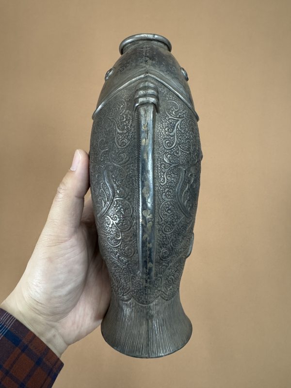 清 昇云堂款银錾刻双凤纹鱼形花插 - 图6