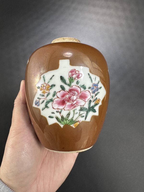 清康熙 酱釉开光粉彩杯、碟、罐一组三只 - 图12