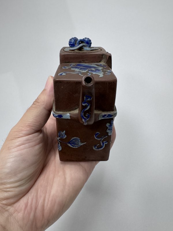 清早期-中期 德化窑白釉刻骏马图八方杯、紫泥加蓝彩癞瓜花卉纹书卷式双联壶一组 - 图9