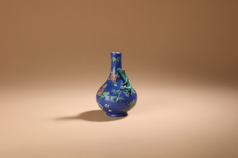 清中期 紫砂胎蓝釉加彩花卉草虫盘螭小瓶 - 图3