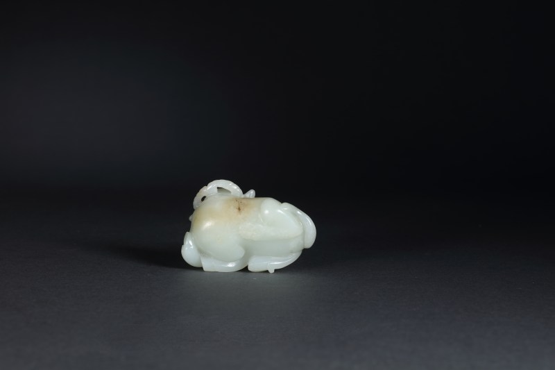 清 白玉留皮雕卧鹿 - 图4