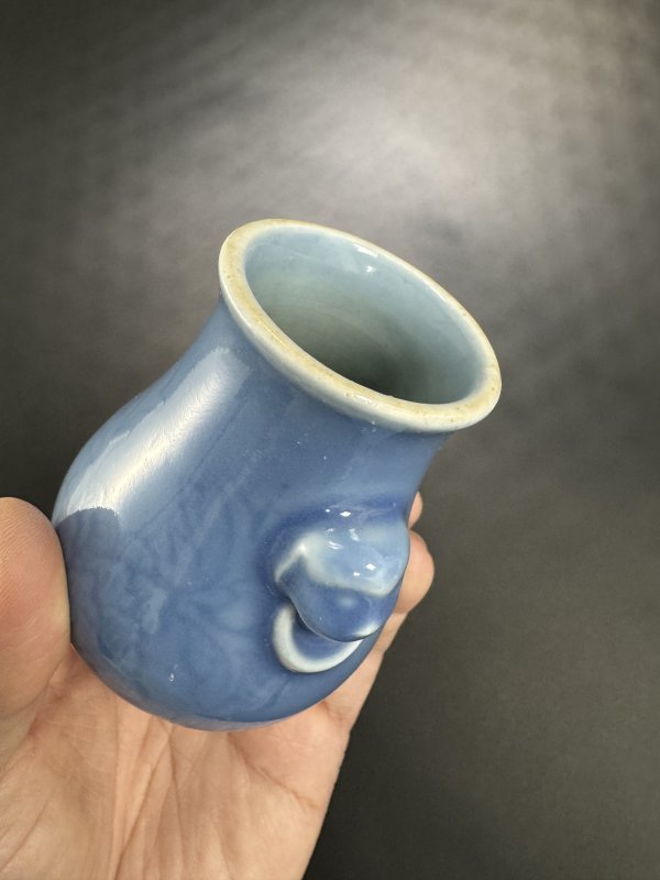 清 天蓝釉暗刻牡丹花双兽耳衔环小尊 - 图8