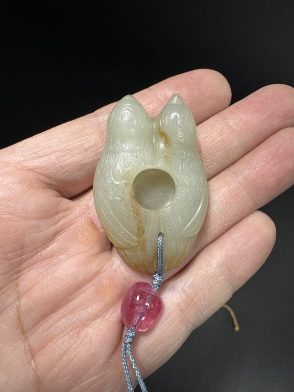 清 青白玉瑞鸟衔桃纹、白玉“比翼双飞”手把件共两件 - 图4