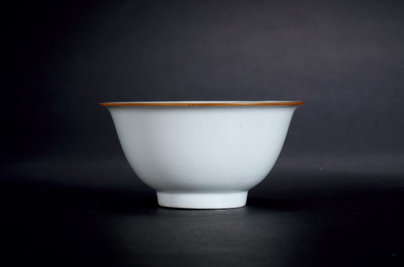 明嘉靖 白釉印花“一鹭莲科”纹杯