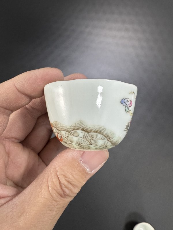 清 粉彩鱼化龙卧足花口杯一对 - 图6