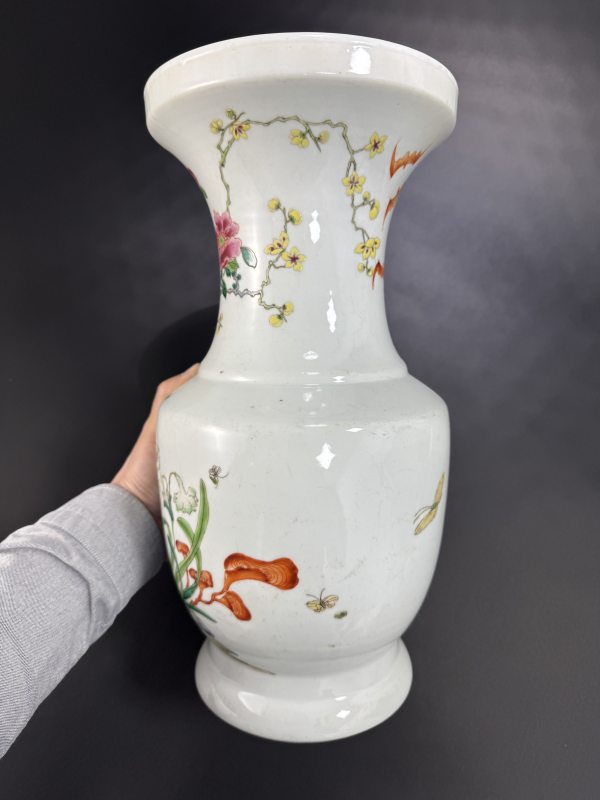 清雍正 粉彩牡丹水仙洞石纹盘口尊 - 图10