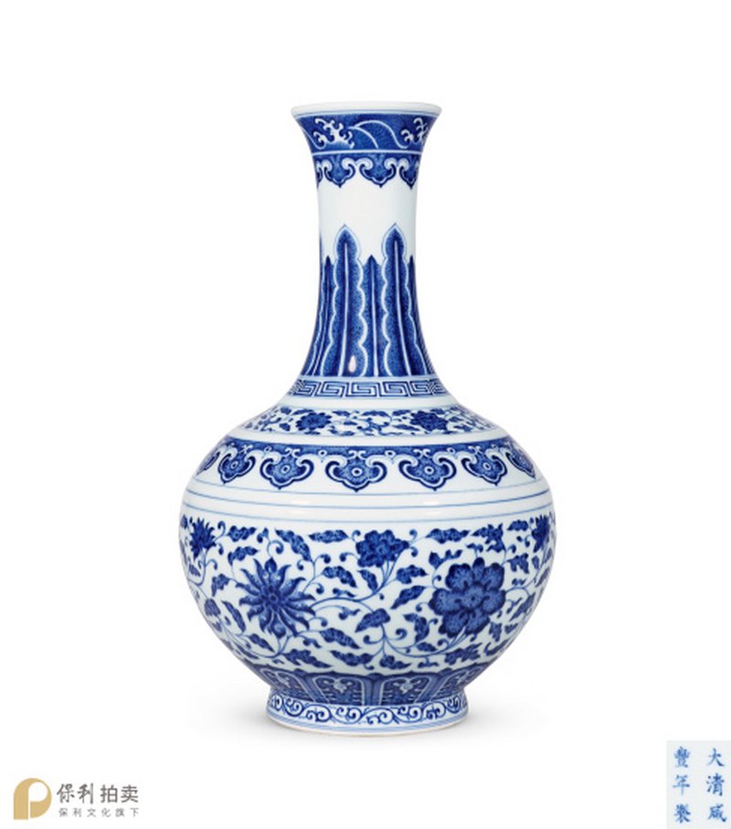 清咸丰 青花缠枝花卉蕉叶纹玉堂春瓶