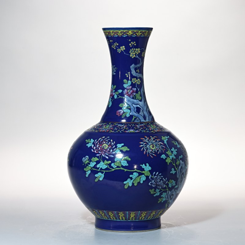 清光绪 蓝地粉彩洞石花卉纹赏瓶 - 图3