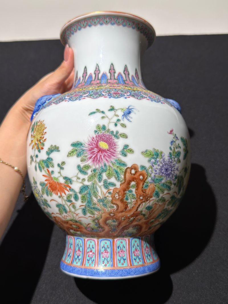 民国 粉彩洞石菊花纹铺首尊 - 图2