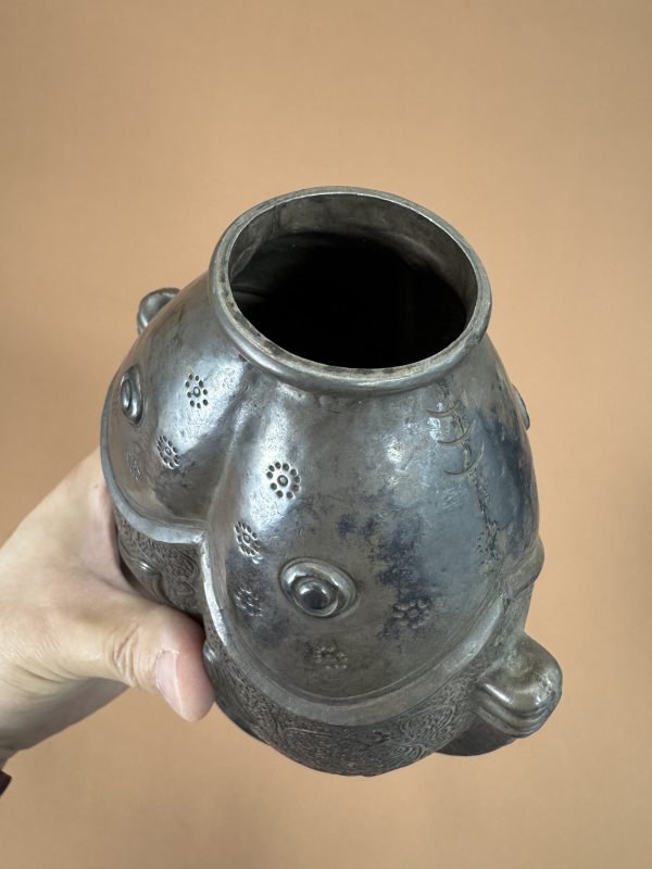 清 昇云堂款银錾刻双凤纹鱼形花插 - 图7