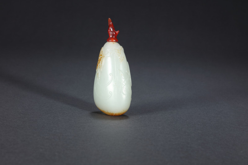 清 白玉留皮花蝶烟壶 - 图4