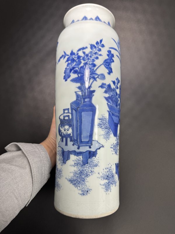 明崇祯 青花通景瓶花清供图筒瓶 - 图5