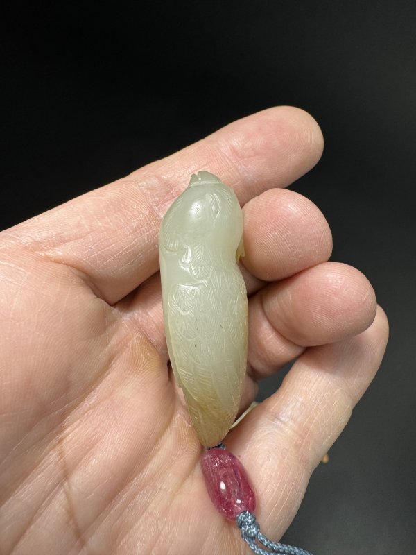清 青白玉瑞鸟衔桃纹、白玉“比翼双飞”手把件共两件 - 图5