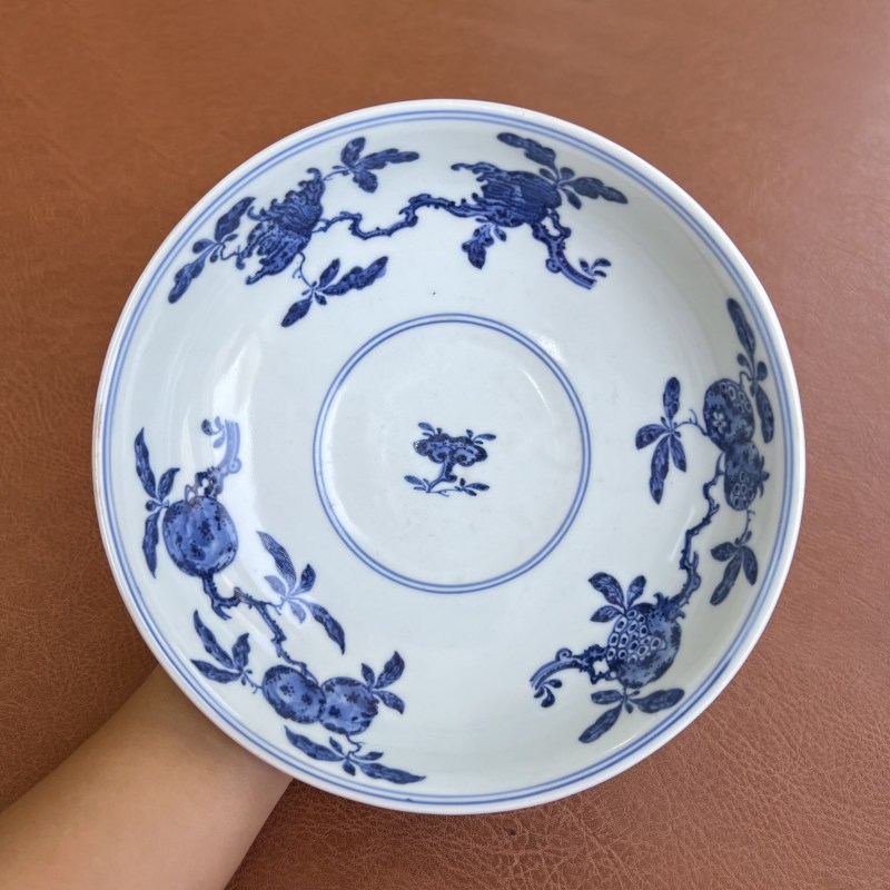 清乾隆 外青釉内青花三多纹浅碗 - 图3