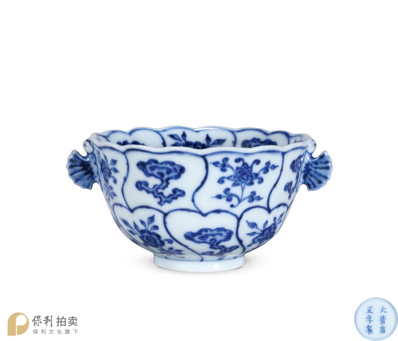 清雍正 巴洛克风格青花折枝灵芝摩羯耳花型杯 - 图2