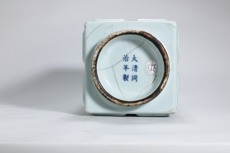 清同治 仿官釉模印八卦琮式方瓶一对 - 图6