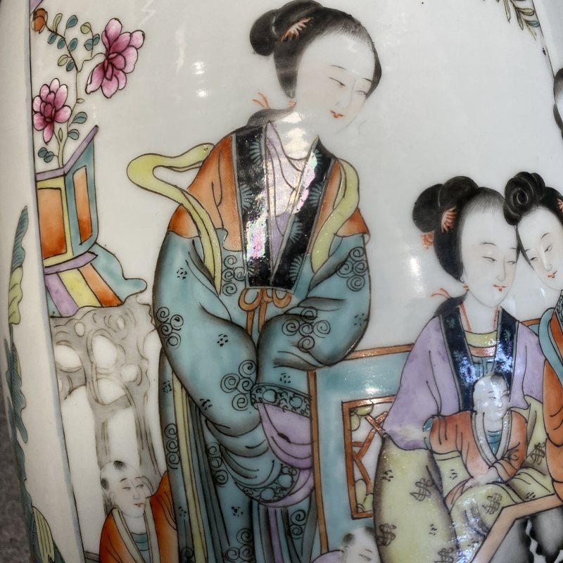 民国 粉彩人物纹大瓶一对 - 图12