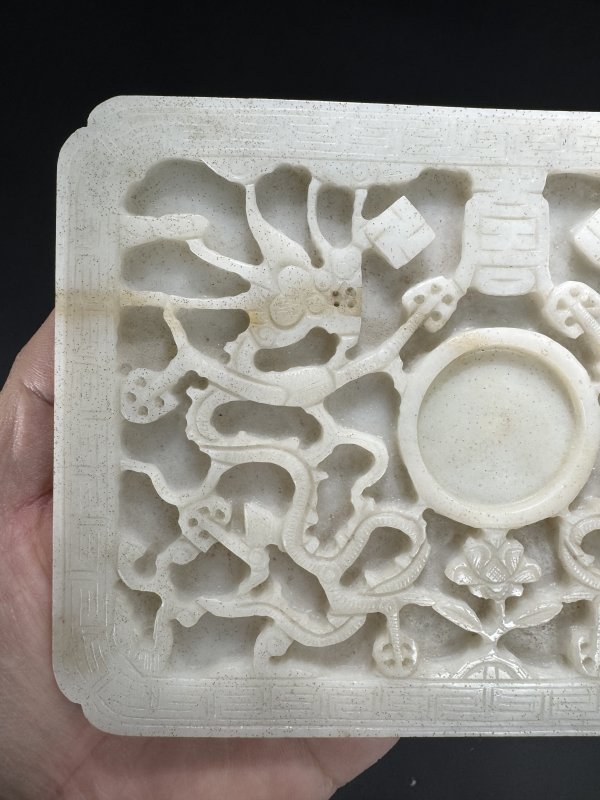 明 白玉镂空雕双龙捧寿纹托盘 - 图4