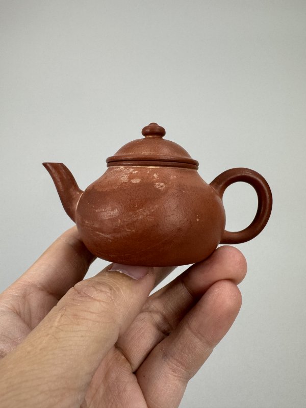 清 菊轩诗句朱泥笠帽壶 - 图3