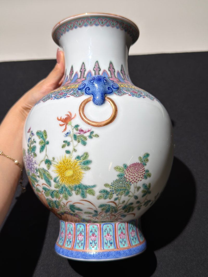 民国 粉彩洞石菊花纹铺首尊 - 图3