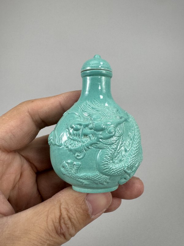 清 白泥胎松石绿釉浮雕赶珠龙纹鼻烟壶 - 图3
