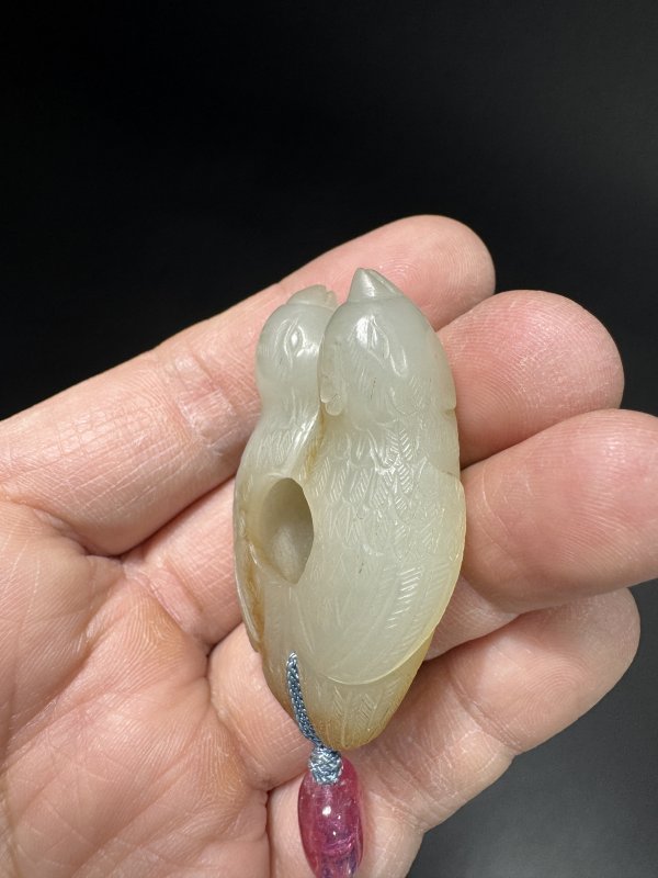 清 青白玉瑞鸟衔桃纹、白玉“比翼双飞”手把件共两件 - 图6