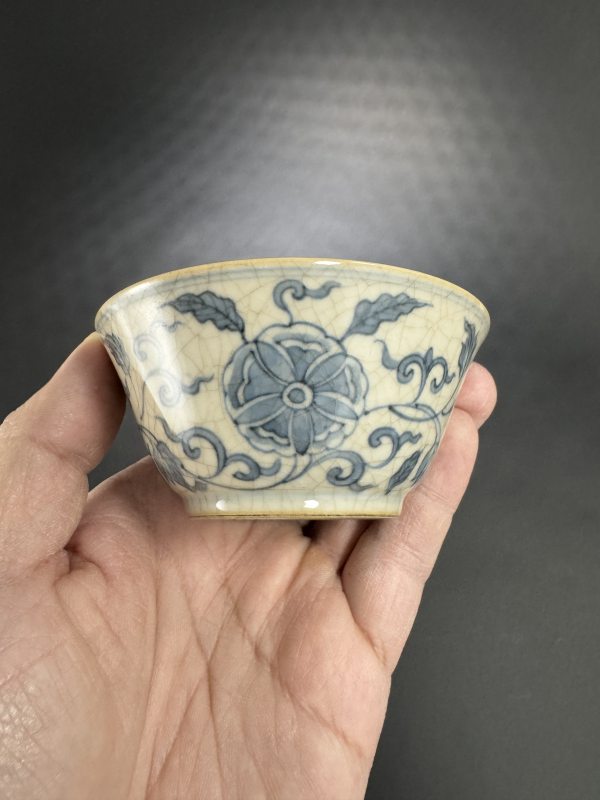 清中期 青花浆胎缠枝花卉纹杯 - 图3