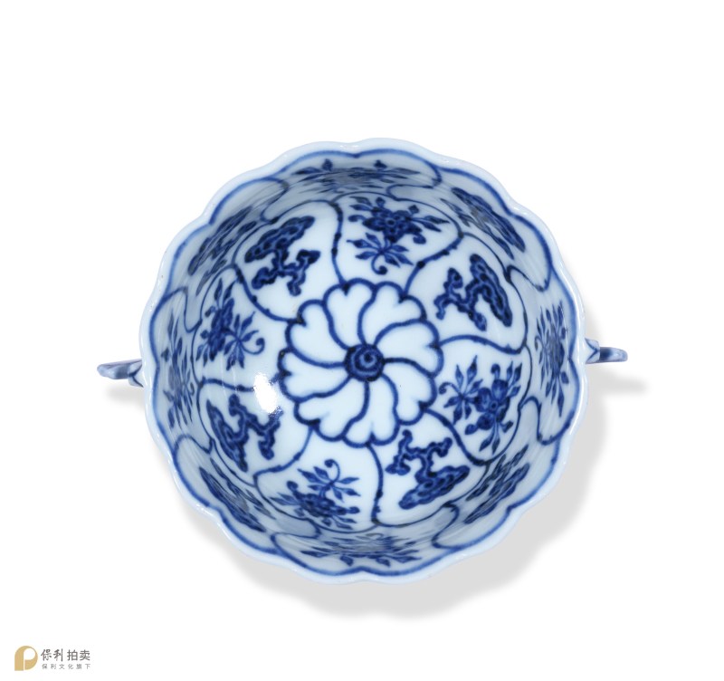 清雍正 巴洛克风格青花折枝灵芝摩羯耳花型杯 - 图3