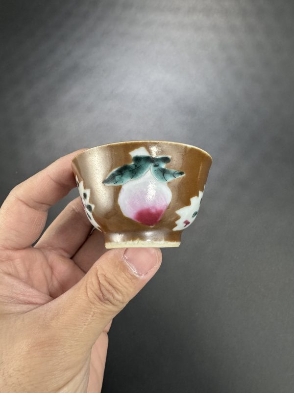 清康熙 酱釉开光粉彩杯、碟、罐一组三只 - 图3
