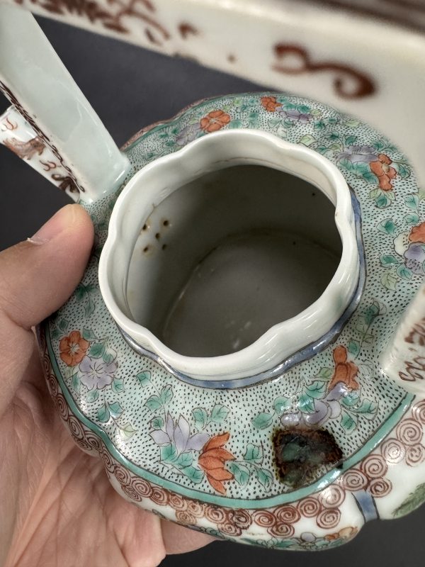 清末民国 粉彩开光人物纹倭角形提梁壶 - 图11