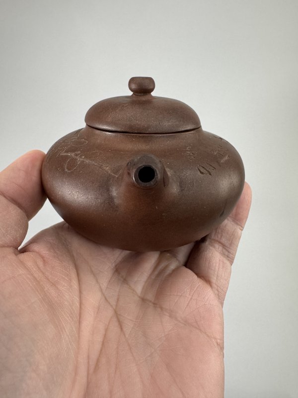 清 冯彩霞监制子冶诗文梅花紫泥小合欢壶（配黄花梨嵌云石壶承） - 图8